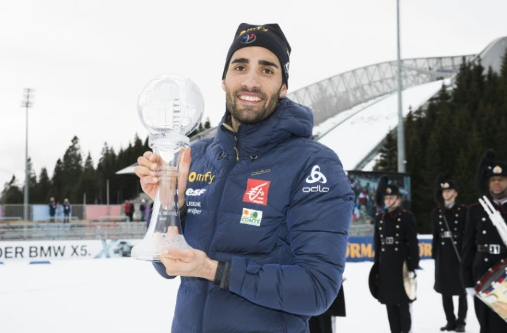 Le biathlète français Martin Fourcade pose avec son trophée, le 19 mars 2017 à Oslo