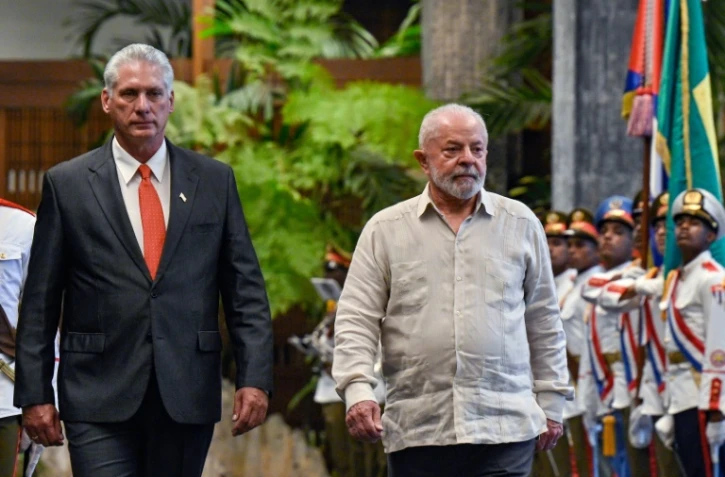 Les présidents cubain Miguel Diaz Canel (à gauche) et brésilien Luis Inacio Lula da Silva reçoivent les honneurs à leur arrivée au Palais de la Révolution à La Havane, le 16 septembre 2023