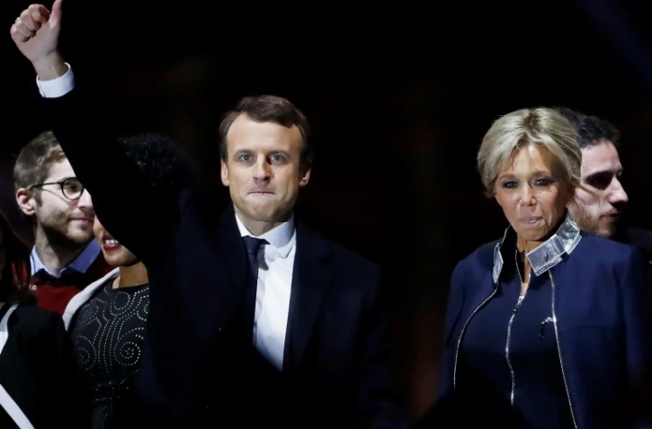 Emmanuel Macron avec son épouse Brigitte le soir de sa victoire à l'élection présidentielle, le 7 mai 2017 au Louvre à Paris