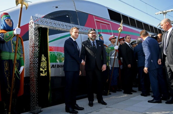 Le président français Emmanuel Macron (G) et le roi du Maroc Mohammed VI (D) inaugurent le premier train à grande vitesse du royaume, le 15 novembre 2018 à Rabat