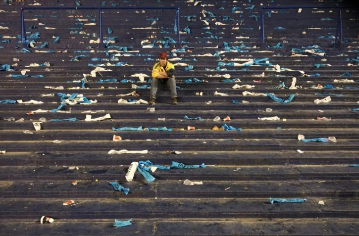 Un supporter argentin, dépité après le nul de son équipe, seul dans les tribunes de la Bombonera à Buenos Aires, le 5 octobre 2017