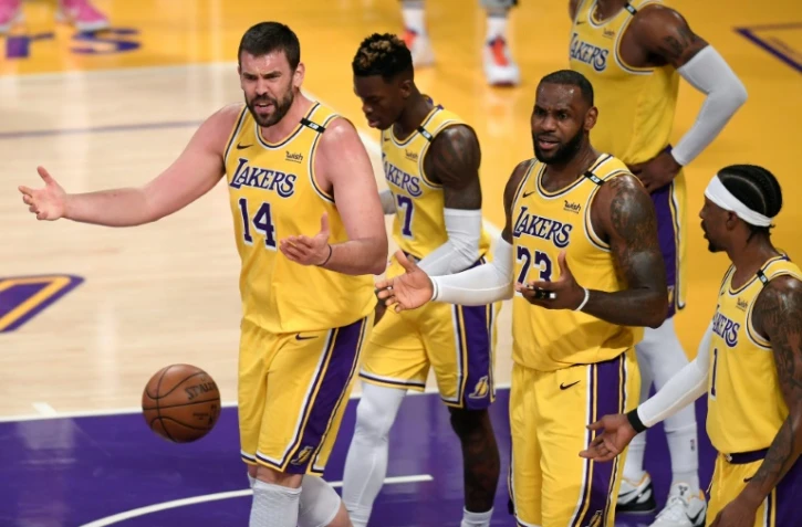 L'Espagnol Marc Gasol et LeBron James, lors de leur défaite (113-100) à domicile face aux Phoenix Suns, lors du 6e match du 1er tour des playoffs NBA, synonyme d'élimination (4 victoires à 2), le 3 juin 2021 au Staples Center