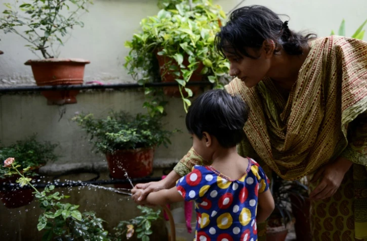 Sadaf Mehmood, une Indienne musulmane qui a reçu une lettre de divorce, avec sa fille dans leur maison à Bhopal, en Inde, le 28 avril 2016