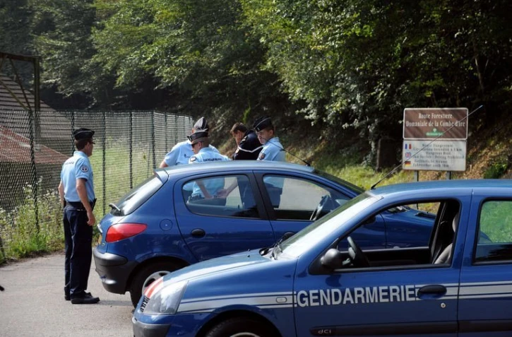 Des gendarmes à Chevaline, où un Britannique d'origine irakienne Saad al-Hilli, sa femme et sa belle-mère ont été trouvés morts, plusieurs balles dans la tête, le 6 septembre 2012 en Haute-Savoie