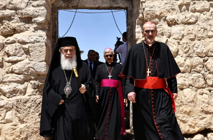 Le patriarche latin catholique de Jérusalem, Pierbattista Pizzaballa (D), et son homologue grec orthodoxe, Théophilos III (G), dans le village palestinien chrétien de Taybé en Cisjordanie occupée, le 14 juillet 2025