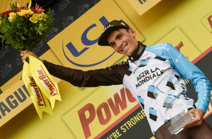 Le Français Romain Bardet pose sur le podium après sa victoire lors de la 12e étape du Tour de France, le 13 juillet 2017 à Peyragudes