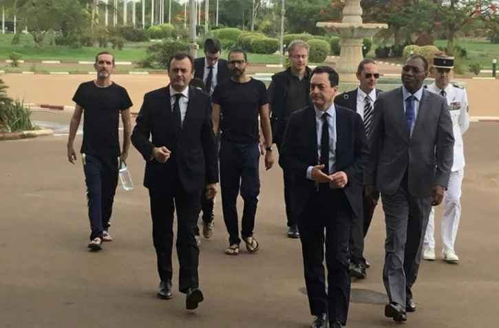 Les deux ex-otages français, Patrick Picque et Laurent Lassimouillas, libérés au Burkina Faso arrivent au palais présidentiel à Ouagadougou, le 11 mai 2019
