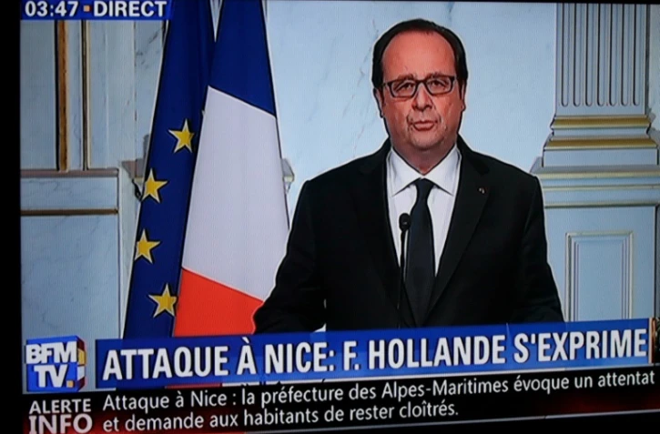 Capture d'écran de BFM TV de François Holllande lors de son allocution télévisée prononcée en pleine nuit depuis l'Elysée le 15 juillet 2016 à Paris