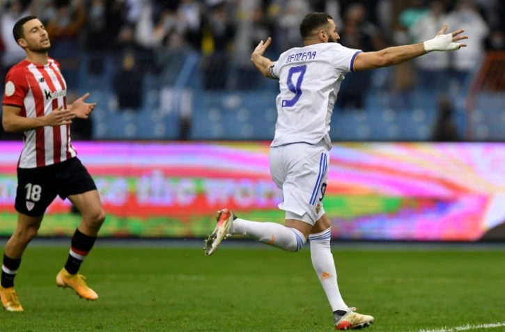 La joie de l'attaquant du Real Madrid, Karim Benzema, après avoir marqué sur pénalty le 2e but face à l'Athletic Bilbao, lor de la finale de la Supercoupe d'Espagne, le 16 janvier 2022 à Ryad