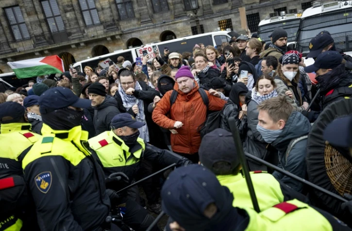Des manifestants propalestiniens lors d'un rassemblement interdit à Amsterdam le 10 novembre 2024
