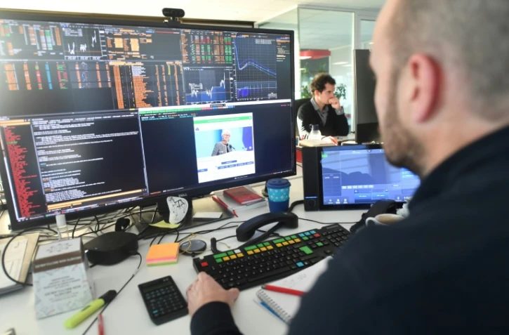 Un collaborateur surveille des indices boursiers dans la salle des marchés du groupe Crédit Mutuel Arkea, le 12 décembre 2024 au Relecq-Kerhuon, dans le Finistère