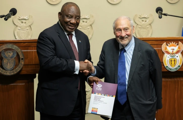 Le prix Nobel d'économie Joseph Stiglitz remet au président sud-africain Cyril Ramaphosa un rapport sur la "crise des inégalités", au Cap en Afrique du Sud le 4 novembre 2025