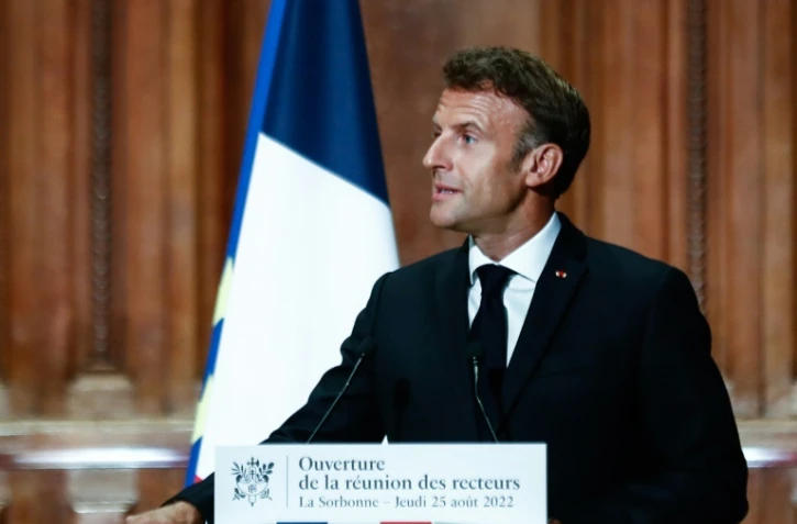 Le président français Emmanuel Macron (à droite) à la Sorbonne à Paris, le 25 août 2022