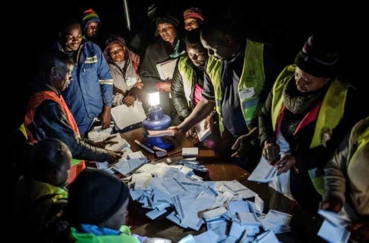 Dépouillement des bulletins dans un bureau de vote de Mbare, une banlieue d'Harare, le 30 juillet 2018