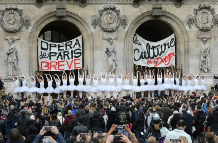 Des danseuses de l'Opéra de Paris en grève contre la réforme des retraites interprètent des passages du "Lac des cygnes" devant l'opéra Garnier le 24 décembre 2019