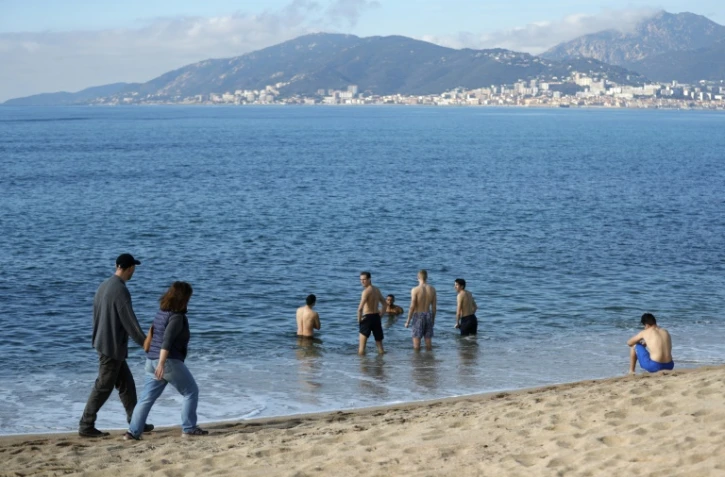 Plage de Corse avec une eau à 14 degrés celsius, pendant un week-end d'hiver chaleureux, le 18 février 2024 à Porticcio.