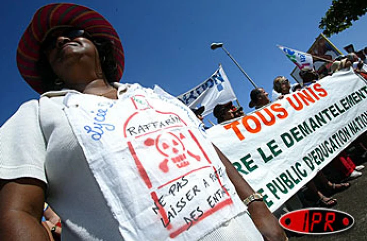 Mardi 27 mai 2003 -
25 000 personnes ont manifesté à Saint-Benoît contre les projets de réforme du gouvernement. Il s'agit de la plus grande manifestation jamais organisée à La Réunion