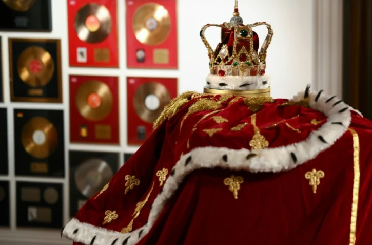 La couronne et la cape portées par Freddie Mercury lors de sa tournée "Magic" avec Queen en 1986, photographiées lors d'une présentation à la presse à Londres le 3 août 2023 avant la vente aux enchères de Sotheby's