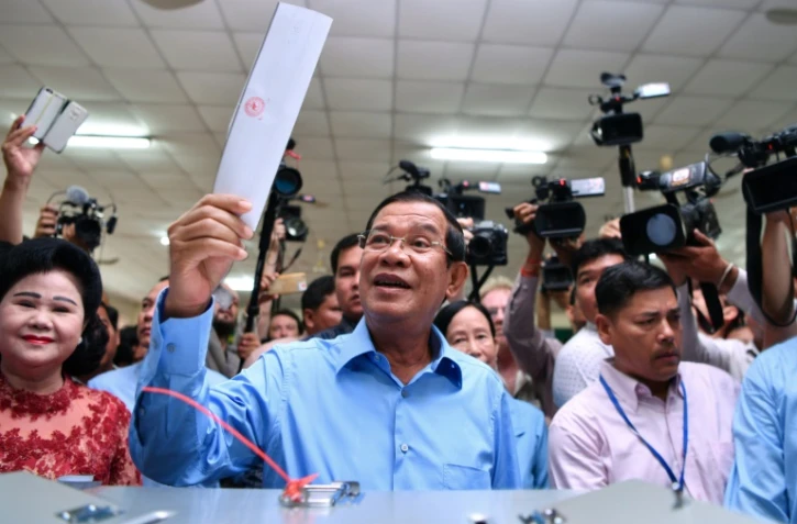 Le Premier ministre Hun Sen se prépare à voter aux côtés de sa femme Bun Rany, à Phnom Penh, le 29 juillet 2018