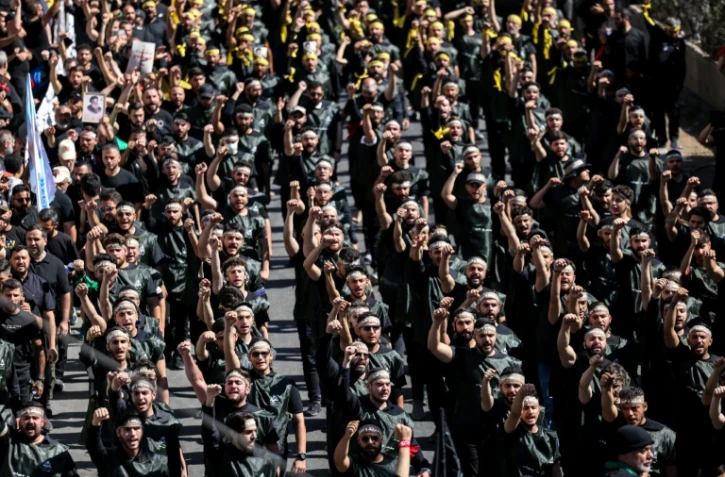 Des partisans chiites libanais du Hezbollah participent à une cérémonie au plus fort de l'Achoura, une période de 10 jours commémorant le meurtre au septième siècle du petit-fils du prophète Mahomet, l'imam Hussein, dans la banlieue sud de Beyrouth, le 6 juillet 2025