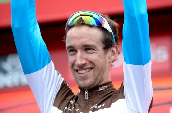 Le Français Alexandre Geniez (AG2R La Mondiale/g) savoure sur le podium sa vicoitoire dans la 12 étape de la Vuelta, le 6 septembre 2018 à Mañón