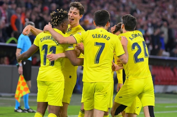 Les joueurs de Villarreal autour de Samuel Chukwueze après l'égalisation face au Bayern en quart de finale de la C1 à Munich, le 12 avril 2022