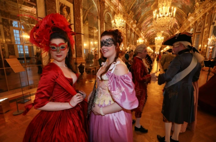 Deux participantes aux Fêtes galantes données au château de Versailles, le 28 mai 2018