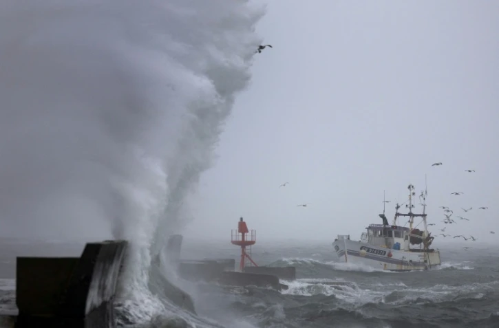 Un bateau de pêche arrive au port de Plobannalec-Lesconil, alors que d'énormes vagues et des vents violents frappent la côte lors du passage de la tempête Benjamin, le 22 octobre 2025 dans le Finistère