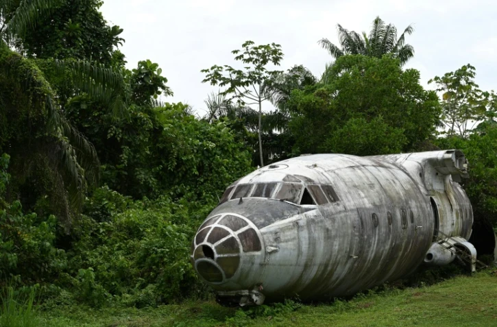 Près d'Abidjan, entre forêt verte et lagune, Aziz Alibhai présente son étonnante collection d'épaves d'avions qu'il rêve de transformer en une attraction touristique atypique, le 15 avril 2022 à Songon Dagbe dans la région de Jacqueville, en Côte d'Ivoire