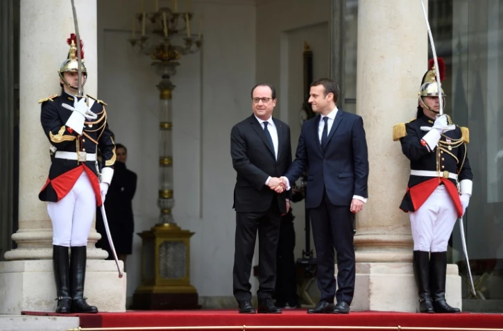 Emmanuel Macron est accueilli par son prédécesseur François Hollande, le 14 mai 2017 à l'Elysée