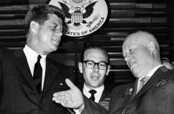 Le leader de l'Union soviétique Nikita Khrouchtchev (d) rencontre le président américain John Fitzgeral Kennedy (g) devant l'ambassade des Etats-Unis à Vienne, le 3 juin 1961 en Autriche