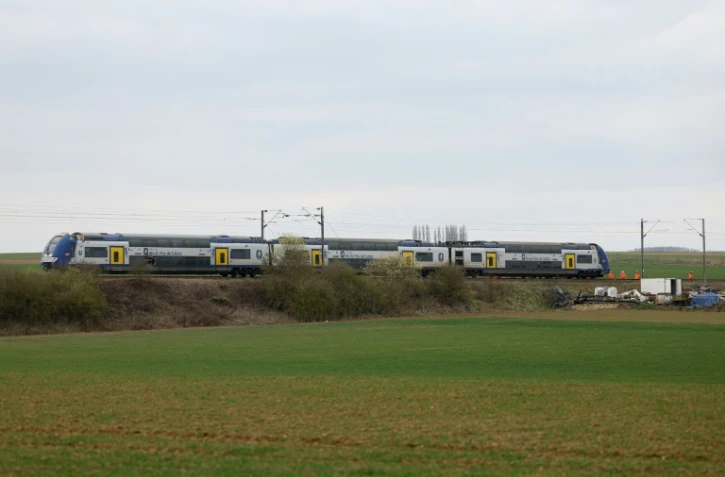 Un train express régional après une collision avec un véhicule militaire sur un passage à niveau à Bailleul-Sir-Berthoult, dans le Pas-de-Calais, le 17 mars 2025