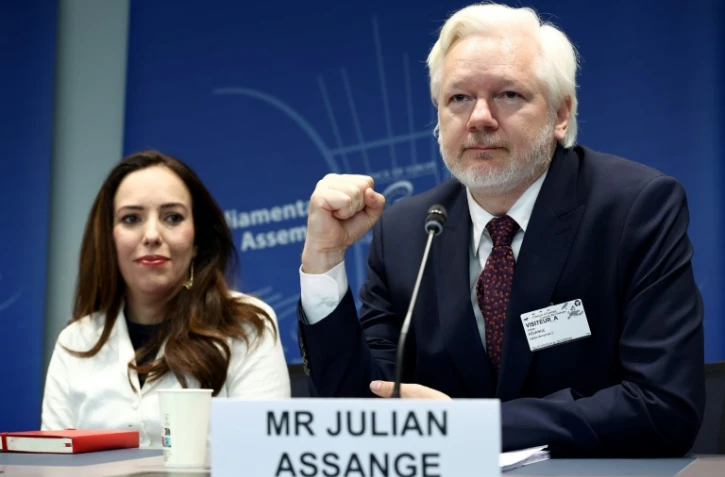 Le fondateur de Wikileaks Julian Assange et sa femme Stella arrivent au Conseil de l'Europe pour témoigner devant une commission de l'institution paneuropéenne, les 1er octobre 2024 à Strasbourg