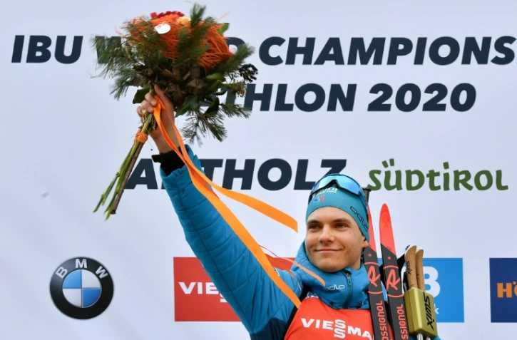 Le Français Emilien Jacquelin sur le podium après sa victoire dans la poursuite des Mondiaux de biathlon, le 16 février 2020 à Anterselva