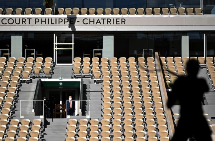 Un joueur pratique des échauffements sur le court Philippe Chatrier le 26 septembre 2020