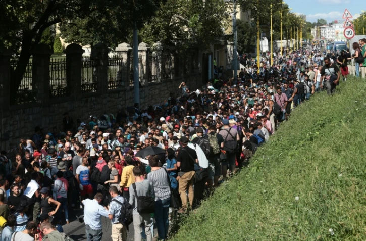 Des centaines de migrants en route vers la Hongrie le 4 septembre 2015 à Budapest