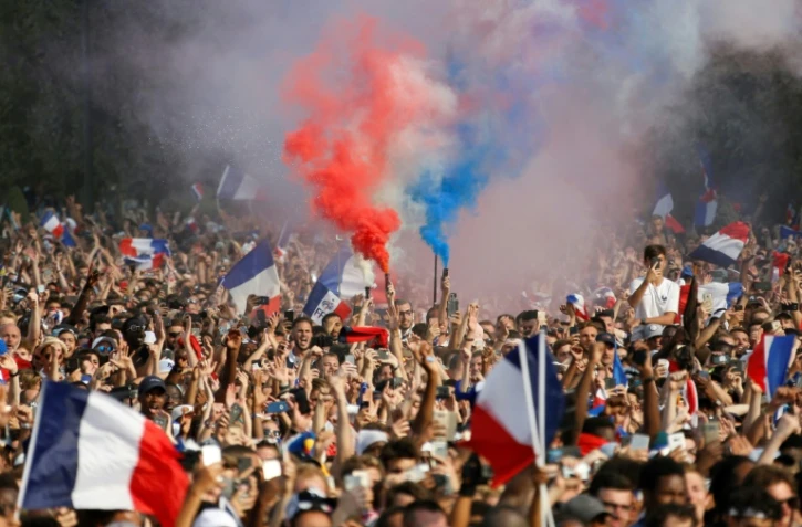 Les supporters français explosent de joie au Champ de Mars à Paris pour fêter la victoire des Bleus dans le Mondial, le 15 juillet 2018 