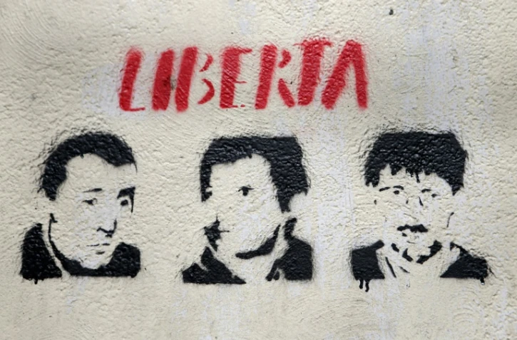 Un grafiti con la palabras "Libertad" y los rostros del comando del prefecto Erignac, Yvan Colonna (izq.), Alain Ferrandi (c) y Pierre Alessandri, fotografiado el 14 de marzo de 2022 en Bastia, en la isla francesa de CĂłrcega