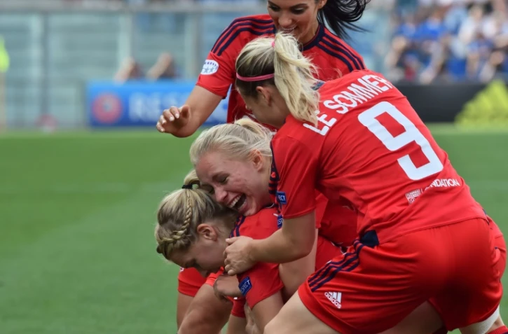 Les Lyonnaises fêtent le but d'Ada Hegerberg face à Wolfsburg en finale de la Ligue des champions, le 26 mai 2016 à Reggio Emilia