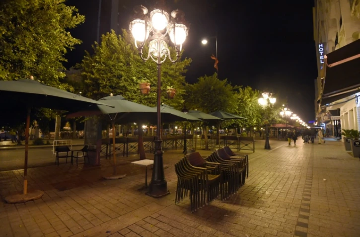 Des restaurants fermés en raison du couvre-feu sur l'avenue Habib-Bourguiba à Tunis, le 26 novembre 2015