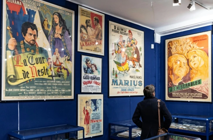 Des objets et des affiches de cinéma de la collection René Chateau exposés à Paris, le 7 avril 2026 avant leur vente aux enchères par la maison Millont, le 9 avril 2026