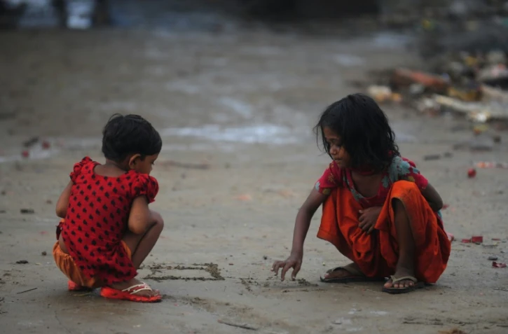 Des enfants d'un bidonville du Bangladesh, le 23 mai 2011 à Dhaka