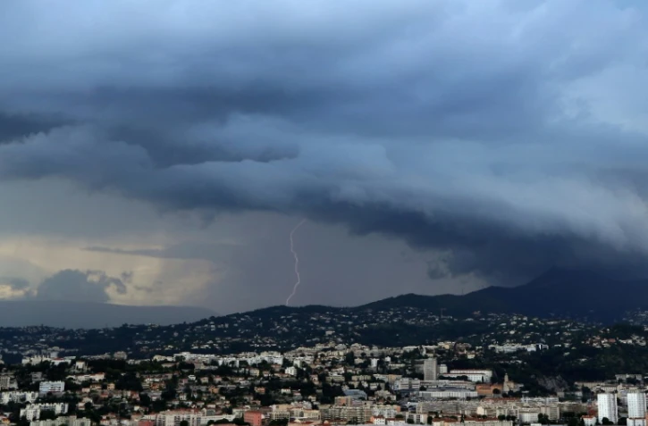 Des orages violents accompagnés de vents et de grêle frappent plusieurs régions