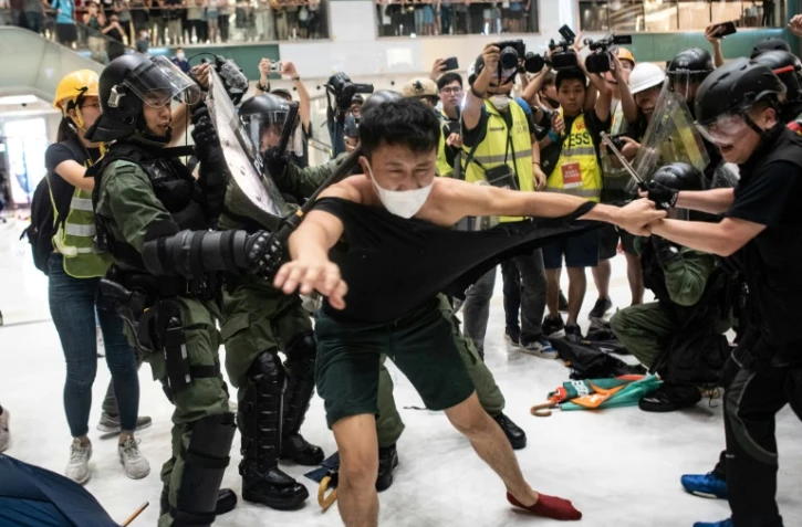 Affrontements entre policiers et manifestants dans un centre commercial de Hong Kong, le 14 juillet 2019