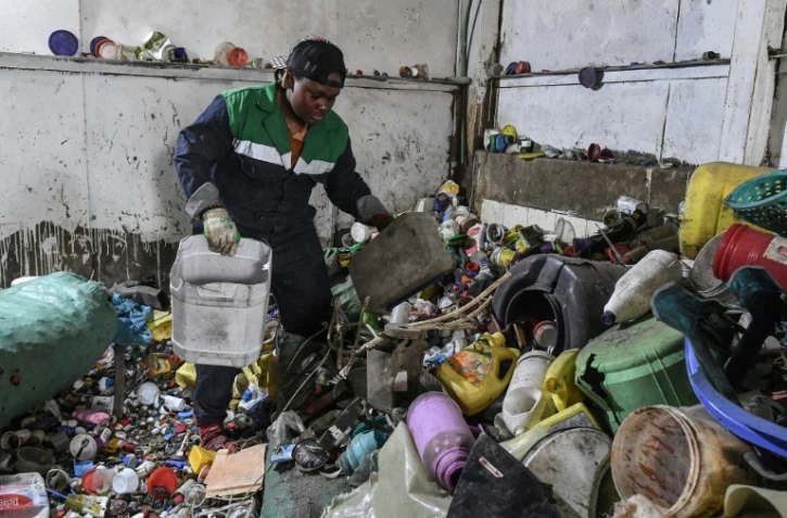 Nzambi Matee au milieu des déchets plastiques dont elle va faire des briques, le 16 février 2022 à Nairobi, au Kenya