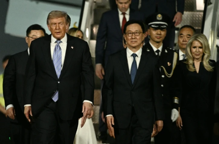 Le président américain Donald Trump descend de l’Air Force One et est accueilli par le vice-président chinois Han Zheng à son arrivée à l’aéroport international de Pékin, le 13 mai 2026