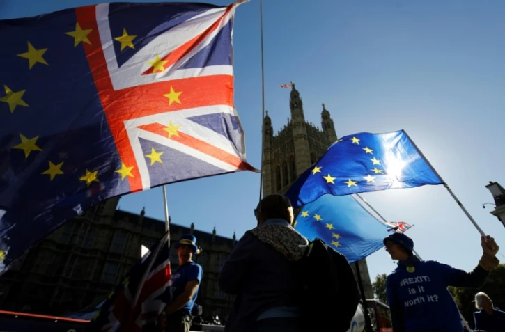 Des drapeaux sont agités lors d'une manifestation anti-Brexit à Londres le 9 octobre 2018