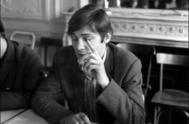 Jacques Sauvageot, l'un des trois leaders, avec Alain Geismar et Daniel Cohn-Bendit de "Mai 68" et président de l'Union Nationale des Etudiants de France (Unef), lors d'une conférence de presse le 11 juin 1968 à Paris