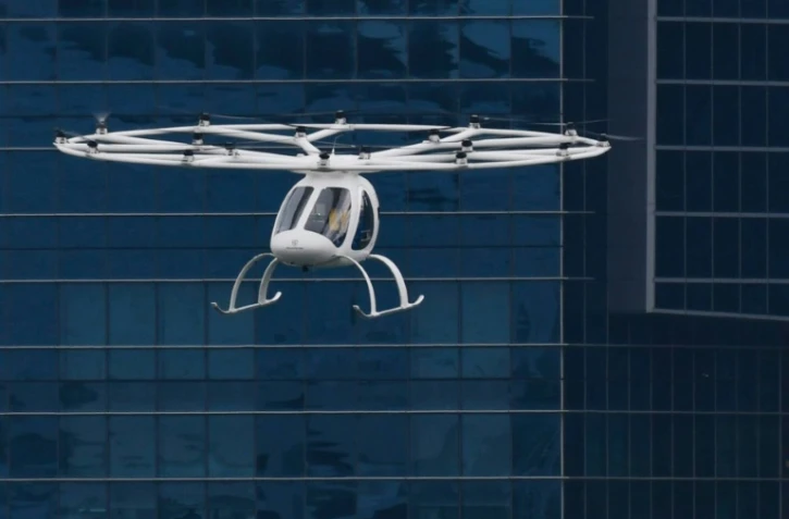Un taxi volant électrique de la société Volocopter survole Marina Bay à Singapour le 22 octobre 2019