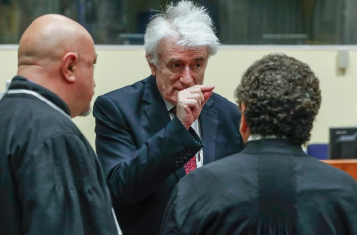 L'ex-chef politique des Serbes de Bosnie Radovan Karadzic (c) comparaît devant la justice internationale à La Haye, le 23 avril 2018